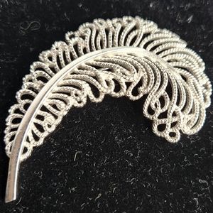 Crown Trifari silver‎ metal vintage delicate filigree feather brooch